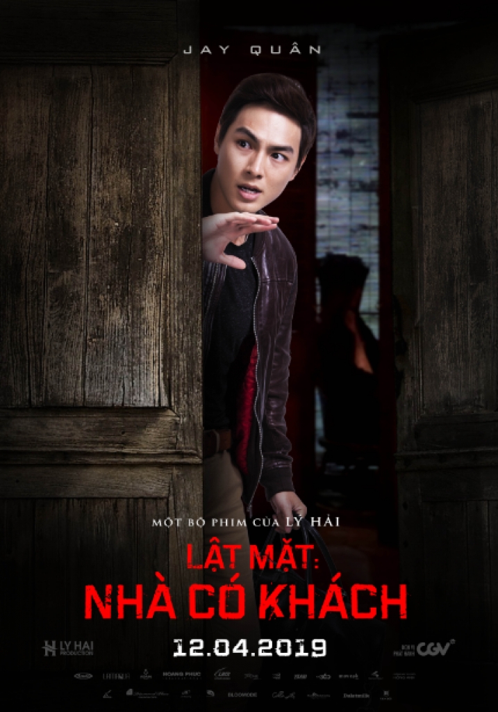 bom tan viet thang 4 lat mat nha co khach tung bo poster nhan vat gay to mo voi hinh anh khach sau canh cua