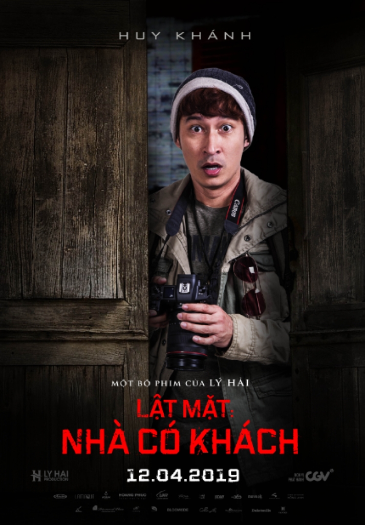 bom tan viet thang 4 lat mat nha co khach tung bo poster nhan vat gay to mo voi hinh anh khach sau canh cua