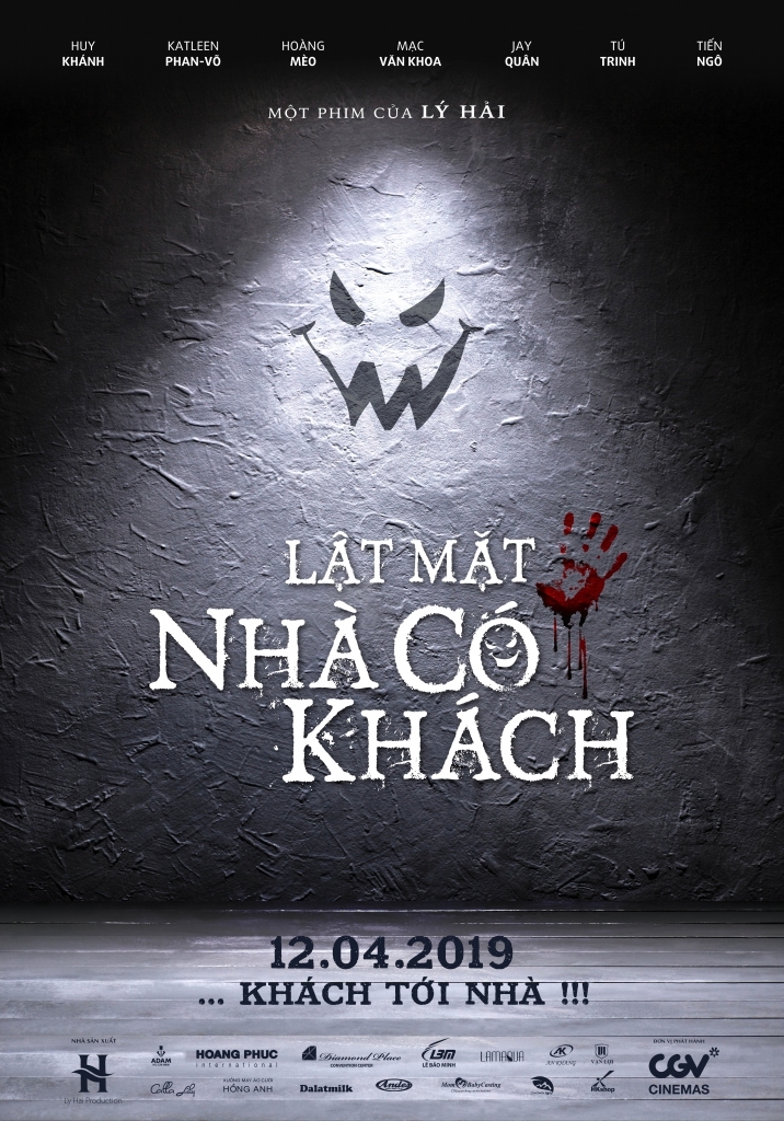bom tan viet thang 4 lat mat nha co khach tung bo poster nhan vat gay to mo voi hinh anh khach sau canh cua