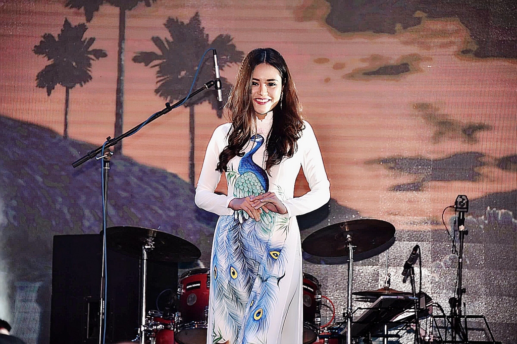 miss ao dai hieu hoa hanh phuc khi mang chuong sang danh xu nguoi