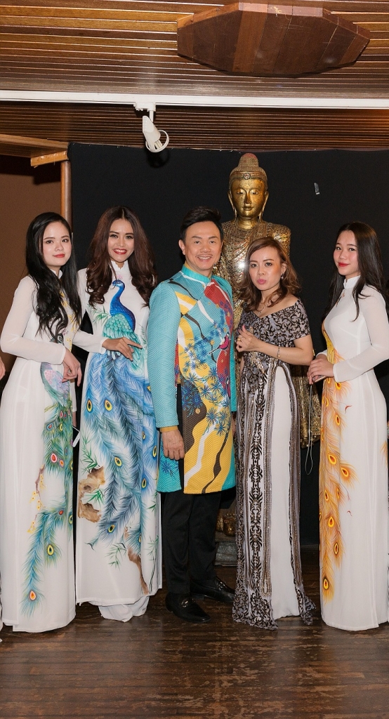 miss ao dai hieu hoa hanh phuc khi mang chuong sang danh xu nguoi