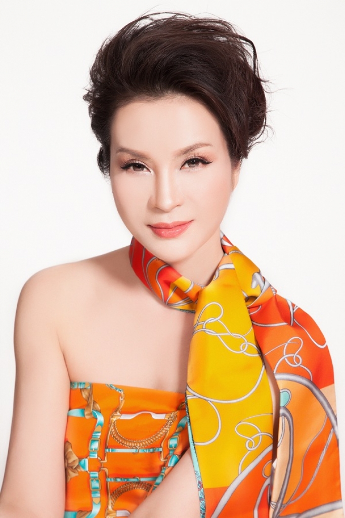 thanh mai bat chap thoi gian duoi ban tay phu thuy cua chuyen gia makeup dung phan