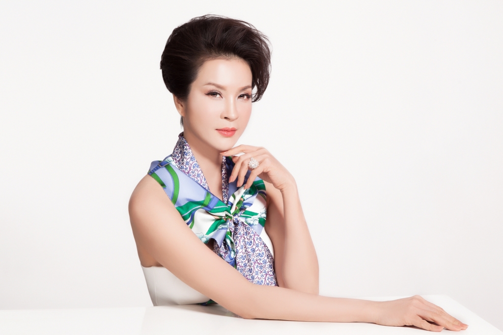 thanh mai bat chap thoi gian duoi ban tay phu thuy cua chuyen gia makeup dung phan