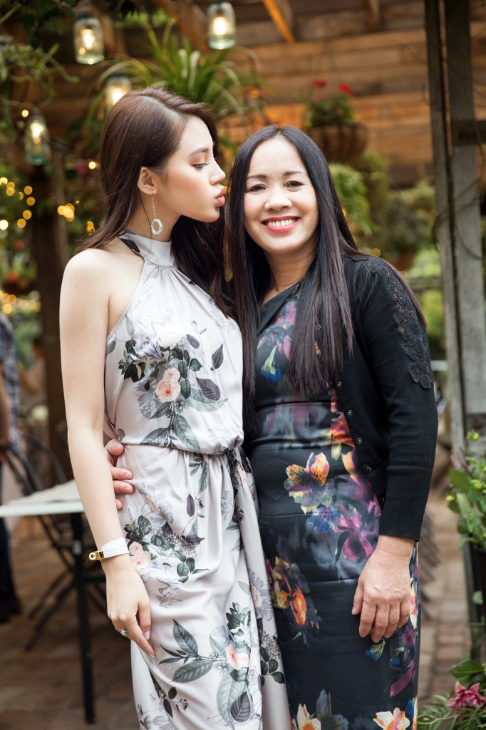 hoa hau jolie nguyen ve uc don sinh nhat muon cung me va anh trai