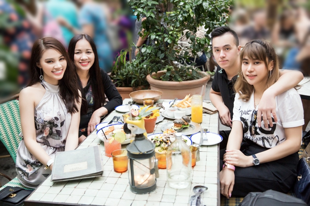 hoa hau jolie nguyen ve uc don sinh nhat muon cung me va anh trai