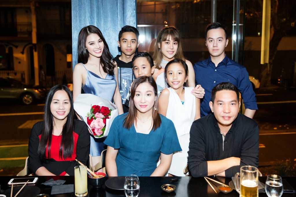 hoa hau jolie nguyen ve uc don sinh nhat muon cung me va anh trai