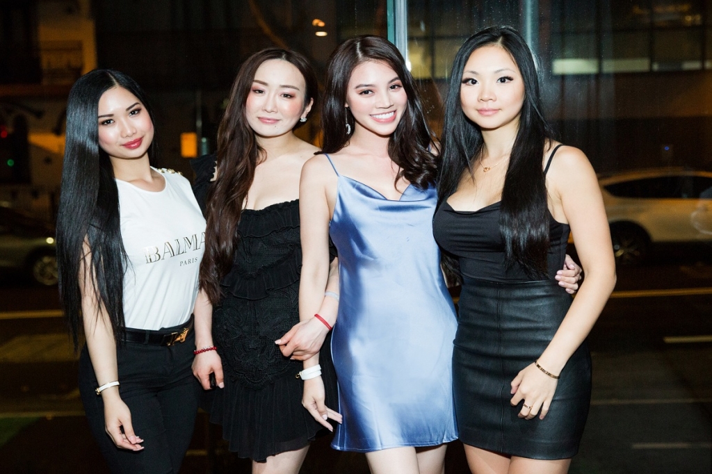 hoa hau jolie nguyen ve uc don sinh nhat muon cung me va anh trai