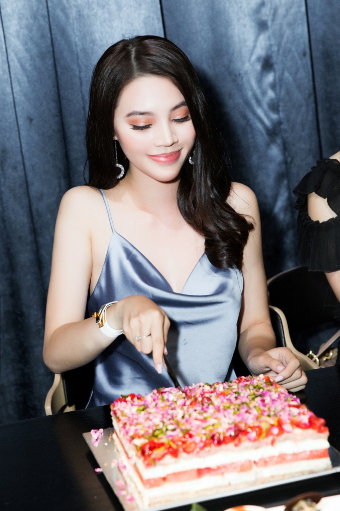 hoa hau jolie nguyen ve uc don sinh nhat muon cung me va anh trai