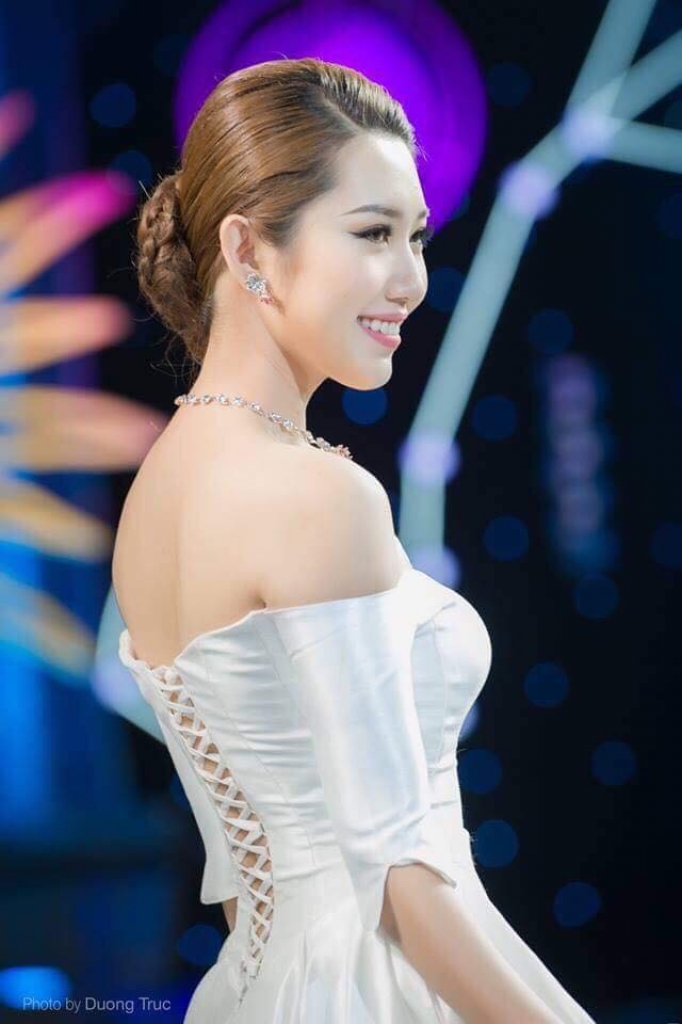 nang dau danh da thuy ngan cua phim gao nep gao te khoe dang tren san catwalk