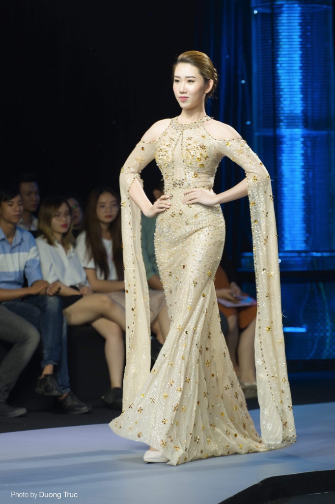 nang dau danh da thuy ngan cua phim gao nep gao te khoe dang tren san catwalk