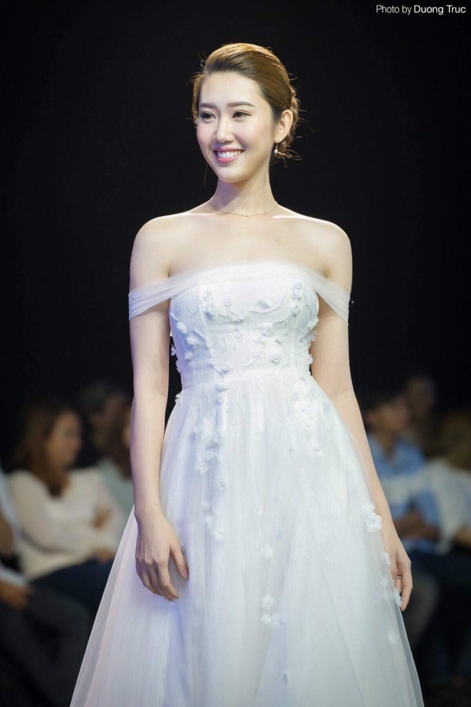 nang dau danh da thuy ngan cua phim gao nep gao te khoe dang tren san catwalk