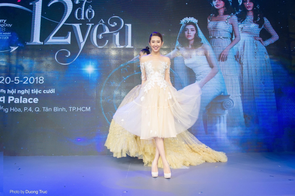 nang dau danh da thuy ngan cua phim gao nep gao te khoe dang tren san catwalk