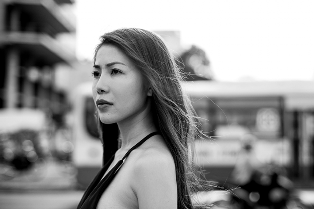 mya huynh quyen ru khoe lung tran goi cam