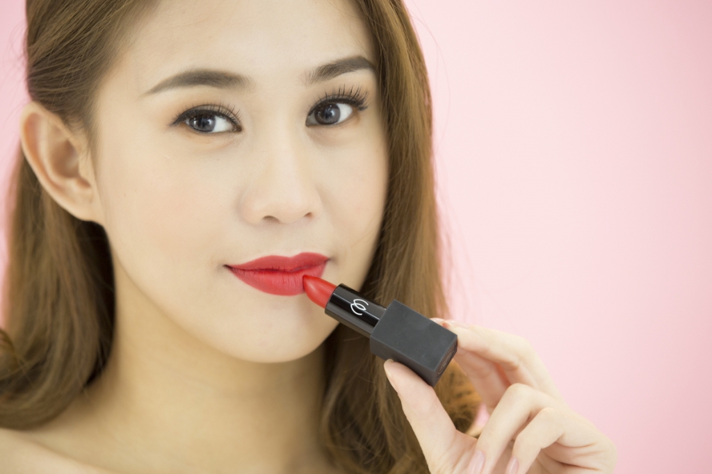 dien vien ngoc thao bien hoa theo tung mau son