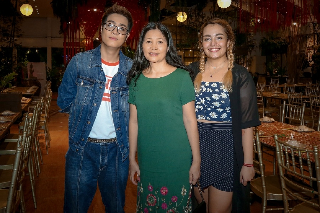 to to tang hoa va om hon tham thiet bui anh tuan trong tiec mung