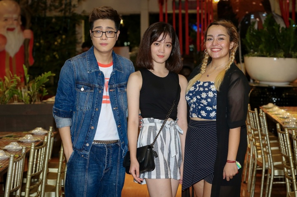 to to tang hoa va om hon tham thiet bui anh tuan trong tiec mung