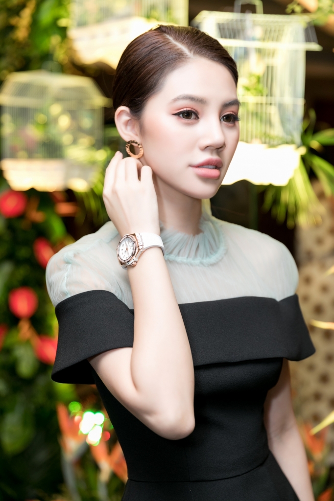 jolie nguyen deo dong ho 450 trieu du su kien