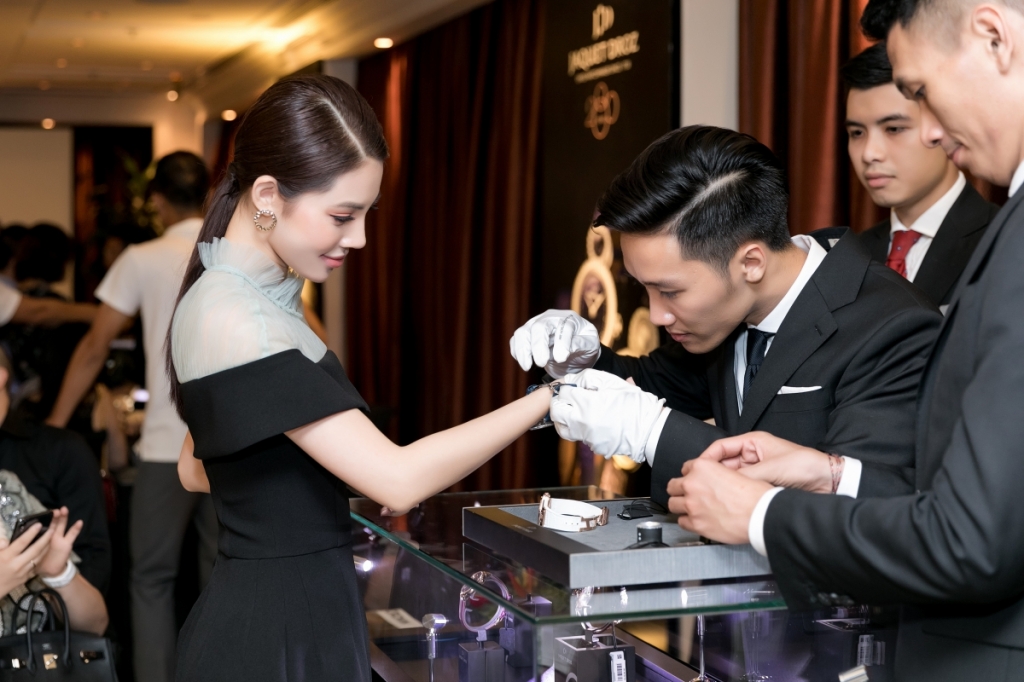 jolie nguyen deo dong ho 450 trieu du su kien