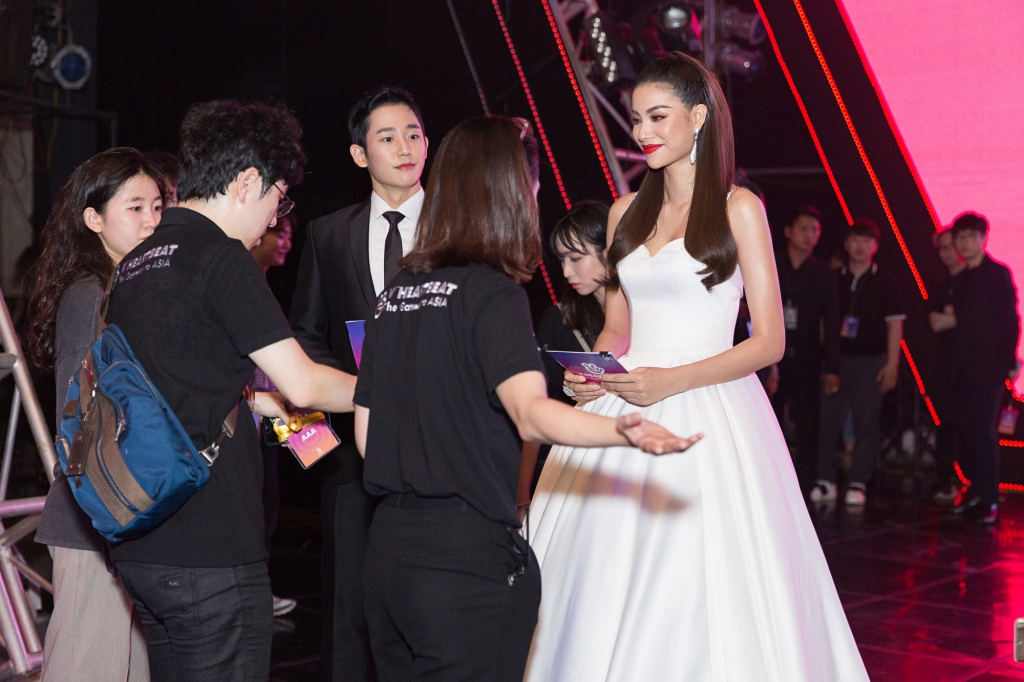 hoa hau pham huong tay trong tay cung sao nam jung hae in