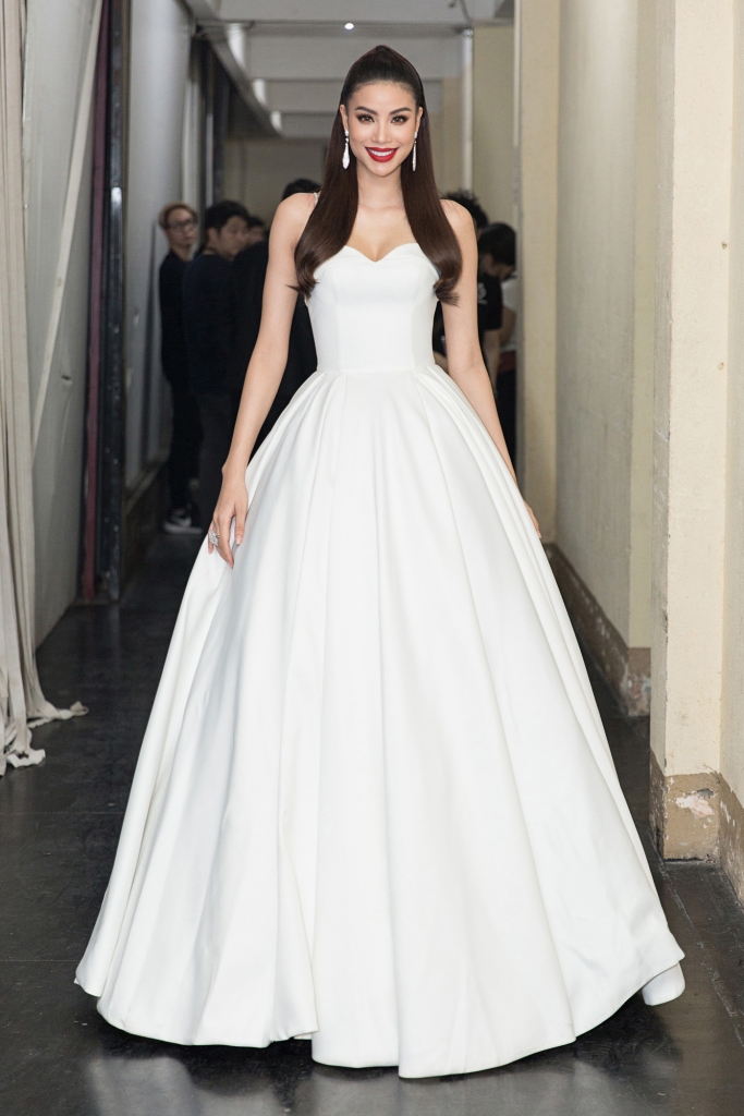 hoa hau pham huong tay trong tay cung sao nam jung hae in