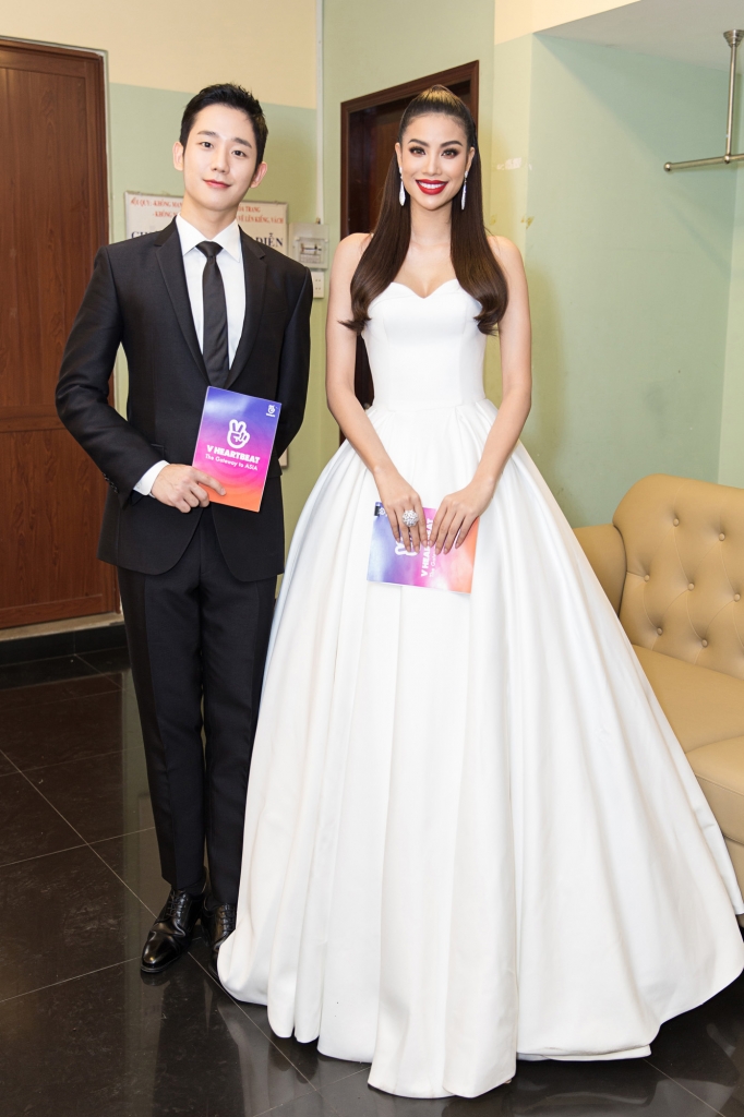 hoa hau pham huong tay trong tay cung sao nam jung hae in