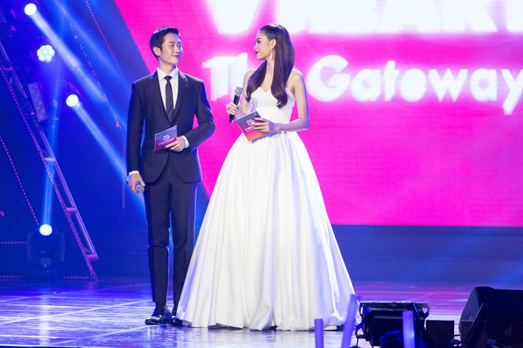 hoa hau pham huong tay trong tay cung sao nam jung hae in