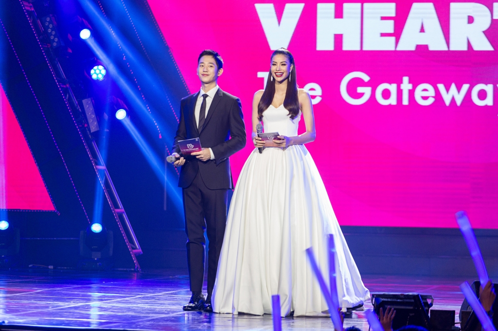 hoa hau pham huong tay trong tay cung sao nam jung hae in