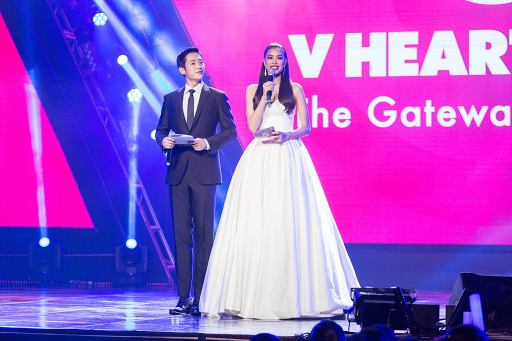 hoa hau pham huong tay trong tay cung sao nam jung hae in