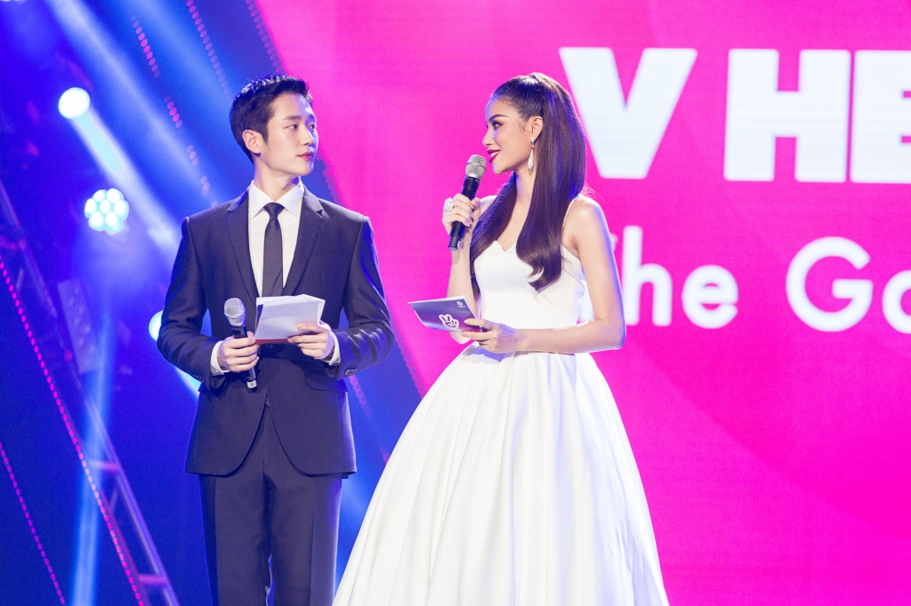 hoa hau pham huong tay trong tay cung sao nam jung hae in