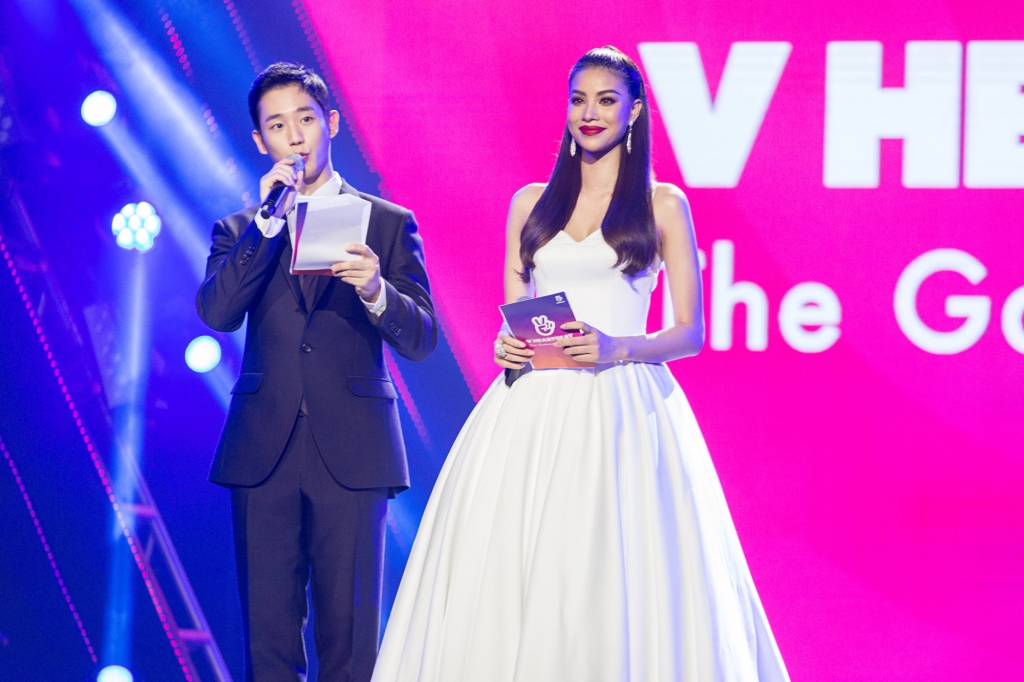 hoa hau pham huong tay trong tay cung sao nam jung hae in