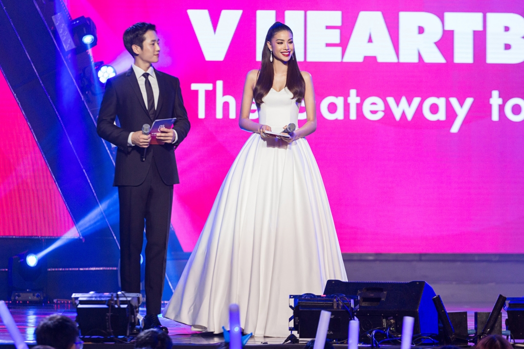 hoa hau pham huong tay trong tay cung sao nam jung hae in