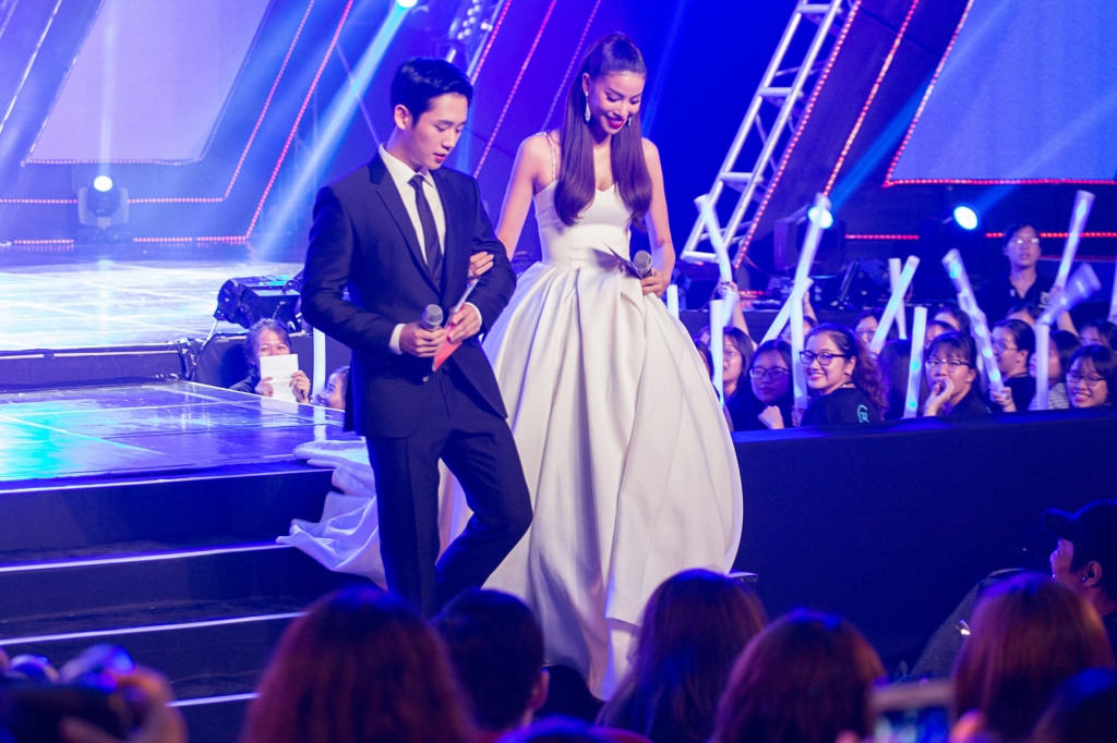 hoa hau pham huong tay trong tay cung sao nam jung hae in