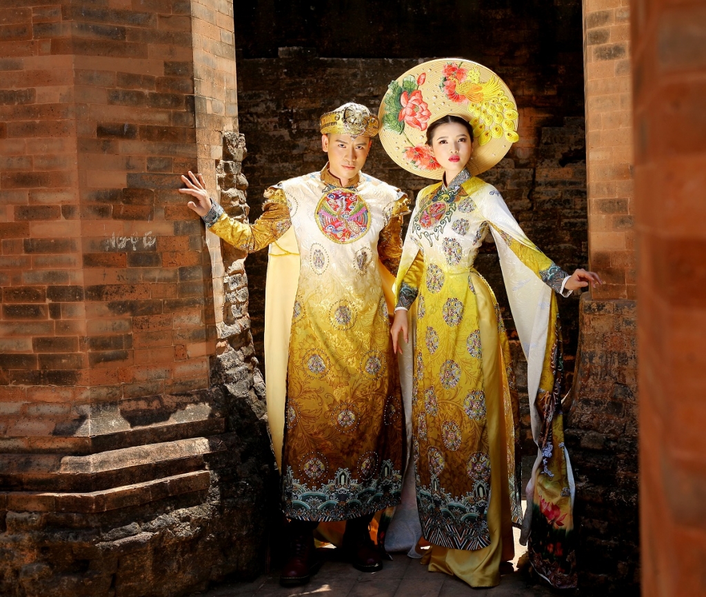 ca si thanh hung va a hau diem nhi cung tai hien vuong trieu xua