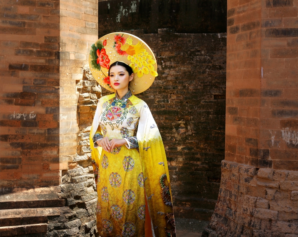 ca si thanh hung va a hau diem nhi cung tai hien vuong trieu xua