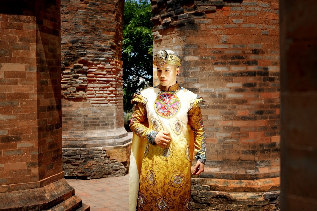 ca si thanh hung va a hau diem nhi cung tai hien vuong trieu xua