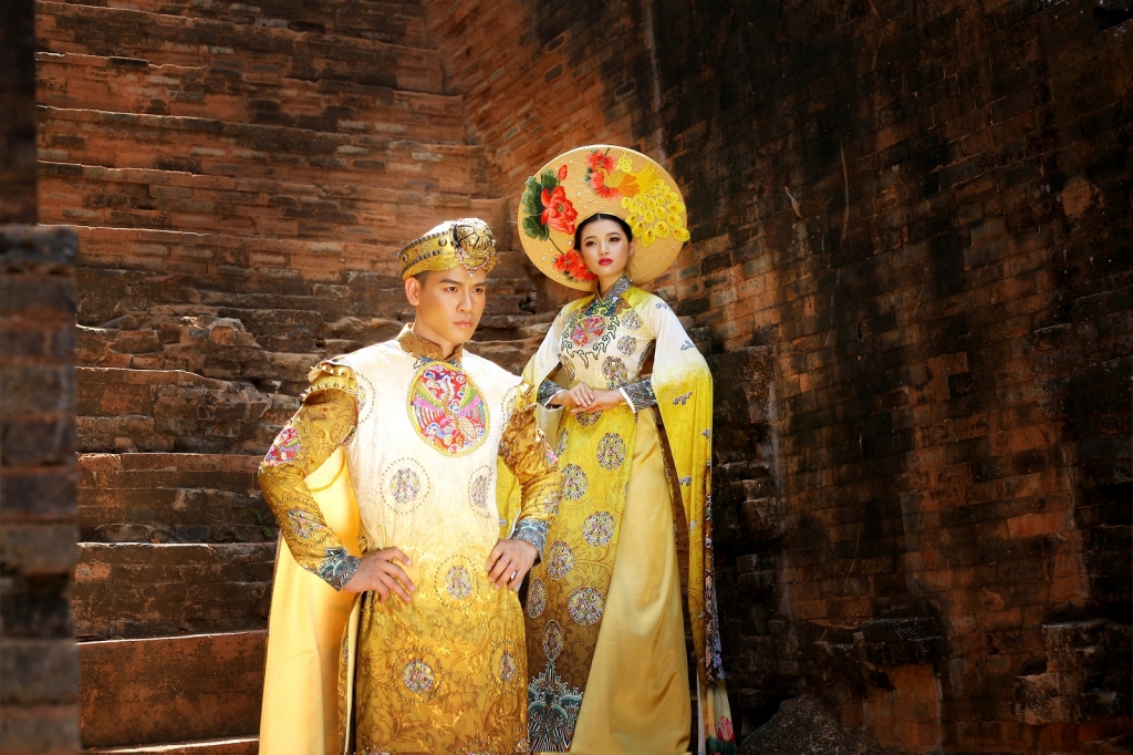 ca si thanh hung va a hau diem nhi cung tai hien vuong trieu xua