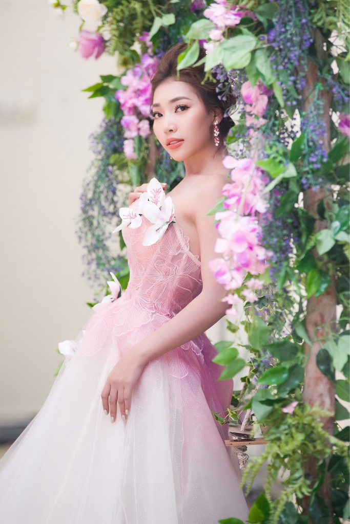 Hoa hậu nhân ái Linh Huỳnh hóa nàng công chúa trong thiết kế ngập sắc hoa hoa hau nhan ai linh huynh hoa nang cong chua trong thiet ke ngap sac hoa