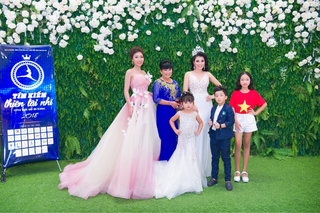 Hoa hậu nhân ái Linh Huỳnh hóa nàng công chúa trong thiết kế ngập sắc hoa hoa hau nhan ai linh huynh hoa nang cong chua trong thiet ke ngap sac hoa