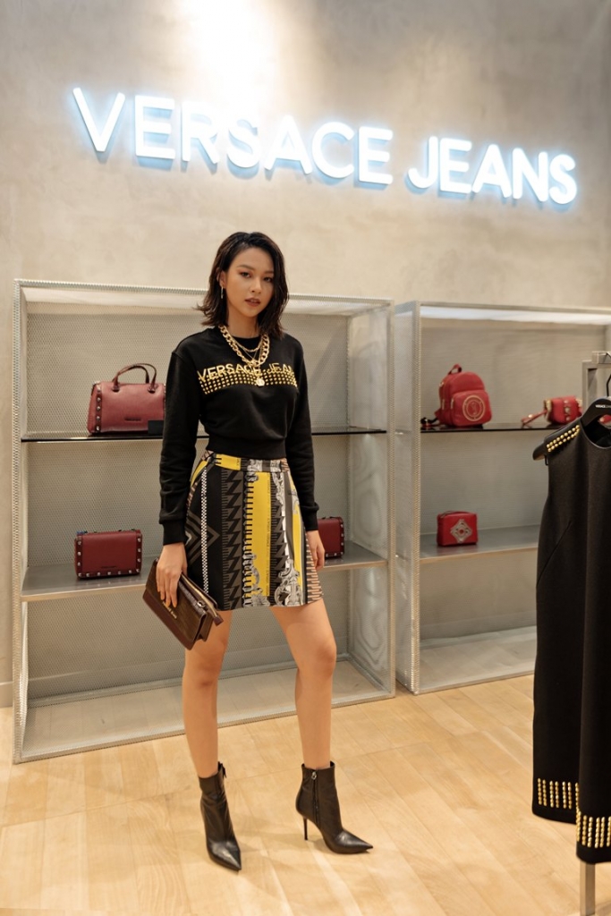 phi phuong anh kha ngan do street style cuc chat tai versace jeans landmark 81