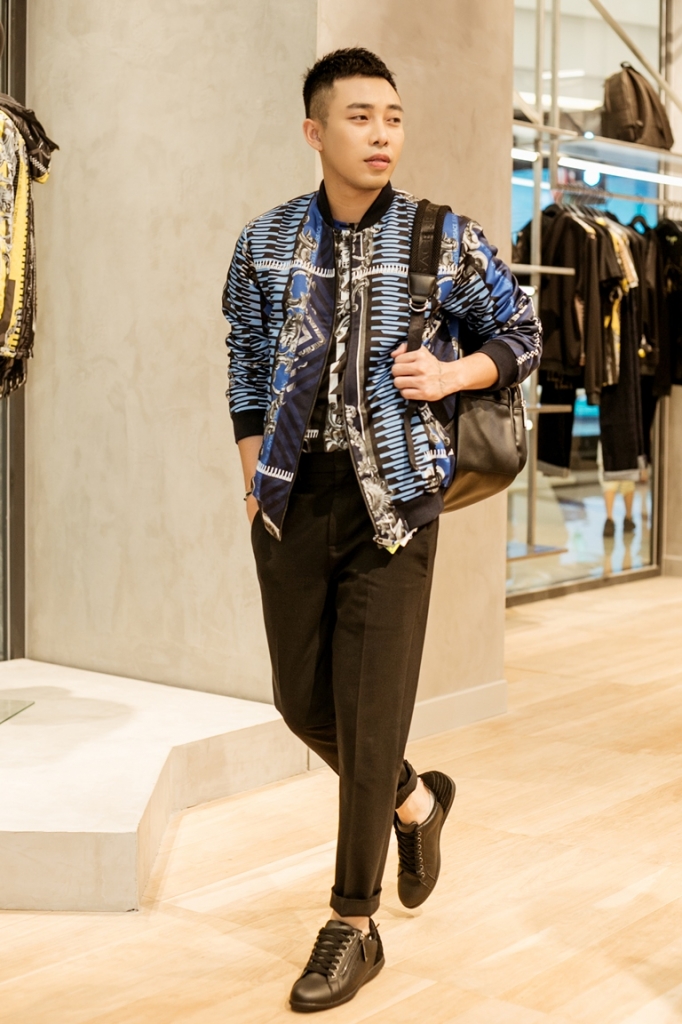 phi phuong anh kha ngan do street style cuc chat tai versace jeans landmark 81