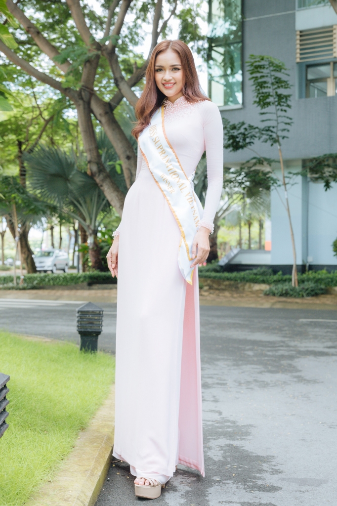 Ng c Ch u R ng R V Tr ng Sau Khi ng Quang Miss Supranational 