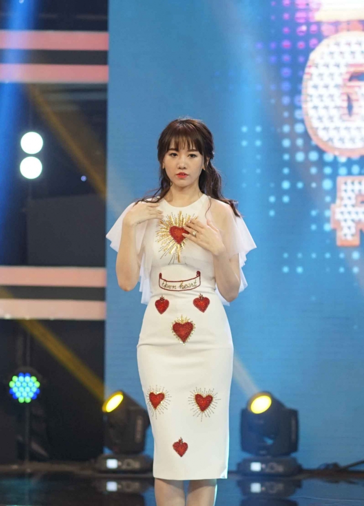 Diện đồ lộng lẫy, Hari Won phá cách với dép lê để nhảy trong '100 giây rực rỡ' dien do long lay hari won pha cach voi dep le de nhay trong 100 giay ruc ro
