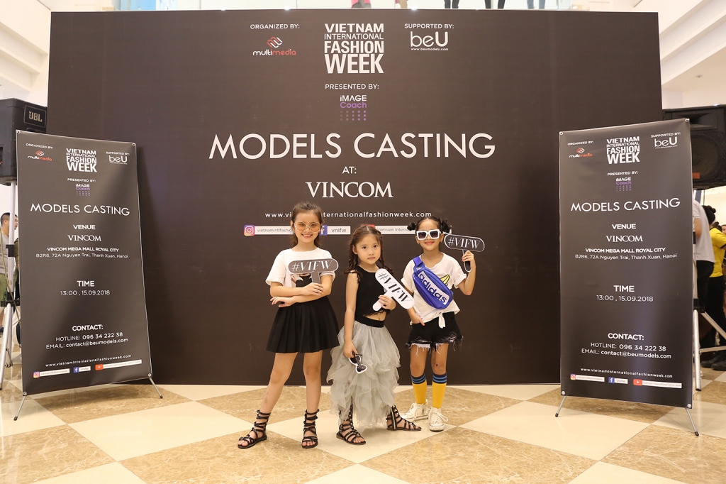 dan mau nhi cong pha truoc them tuan le thoi trang quoc te viet nam thu dong 2018