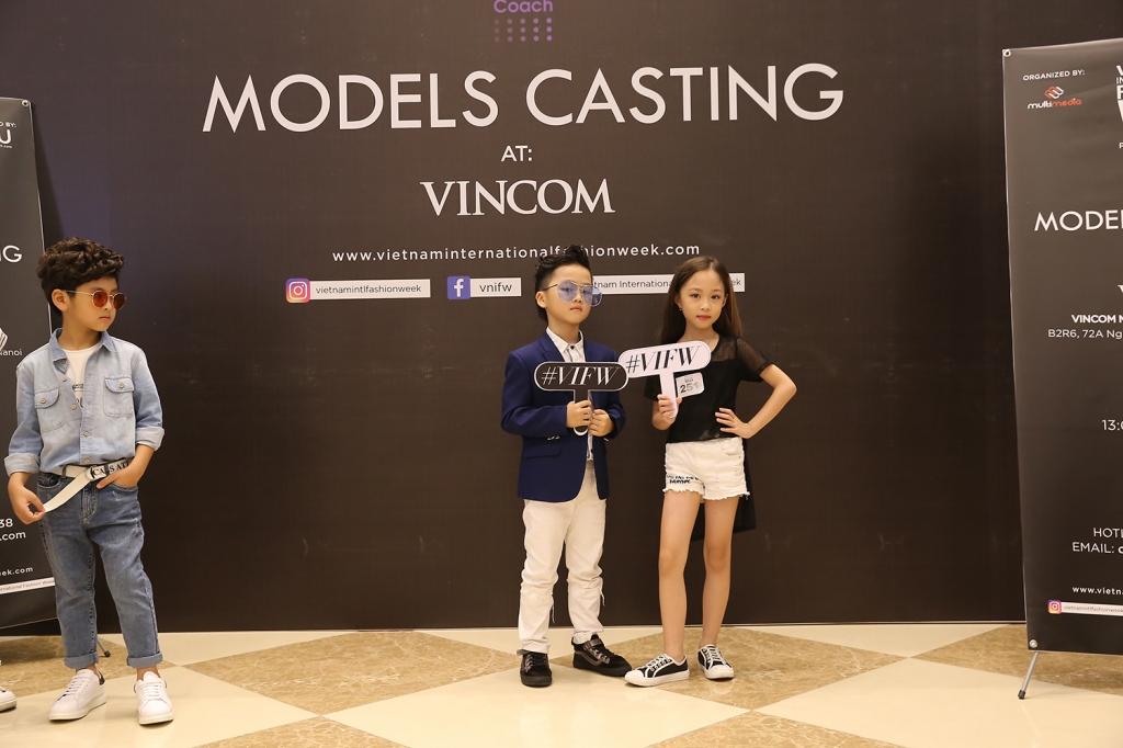 dan mau nhi cong pha truoc them tuan le thoi trang quoc te viet nam thu dong 2018