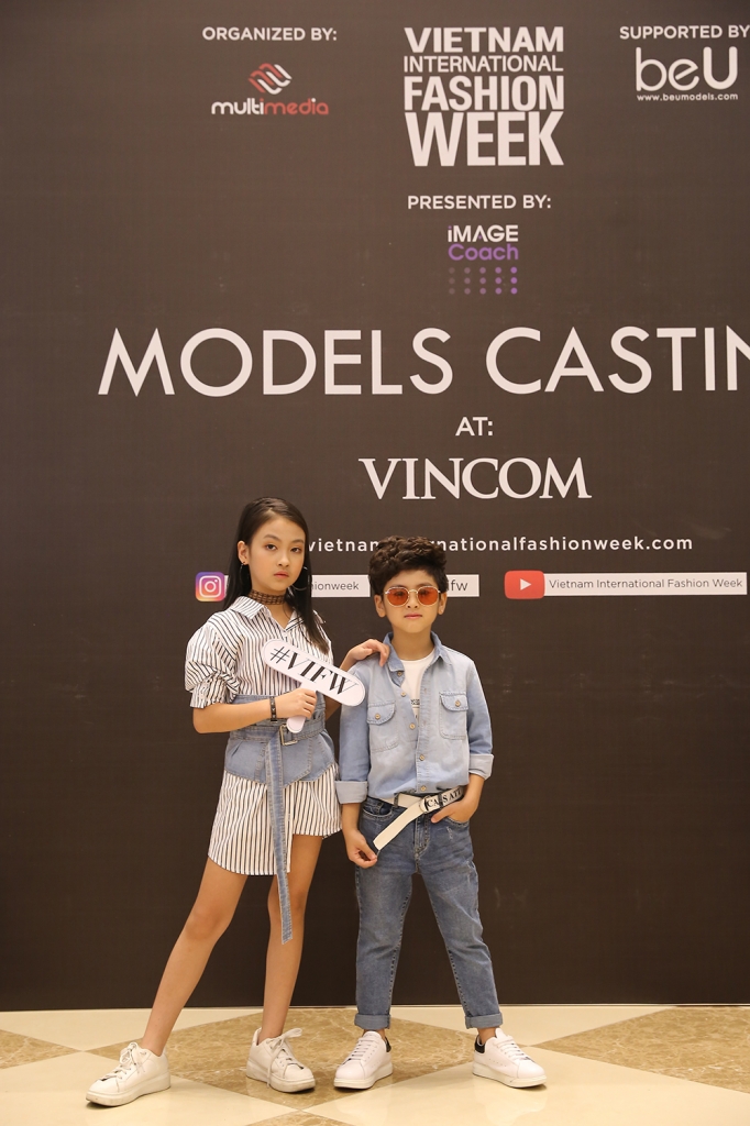 dan mau nhi cong pha truoc them tuan le thoi trang quoc te viet nam thu dong 2018