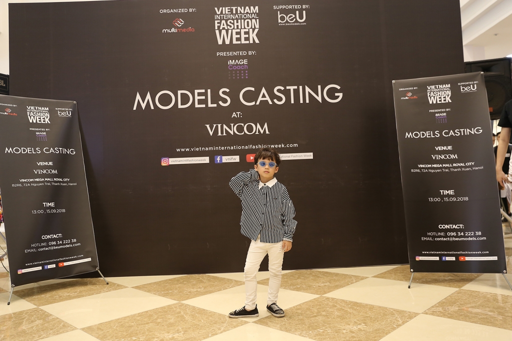 dan mau nhi cong pha truoc them tuan le thoi trang quoc te viet nam thu dong 2018