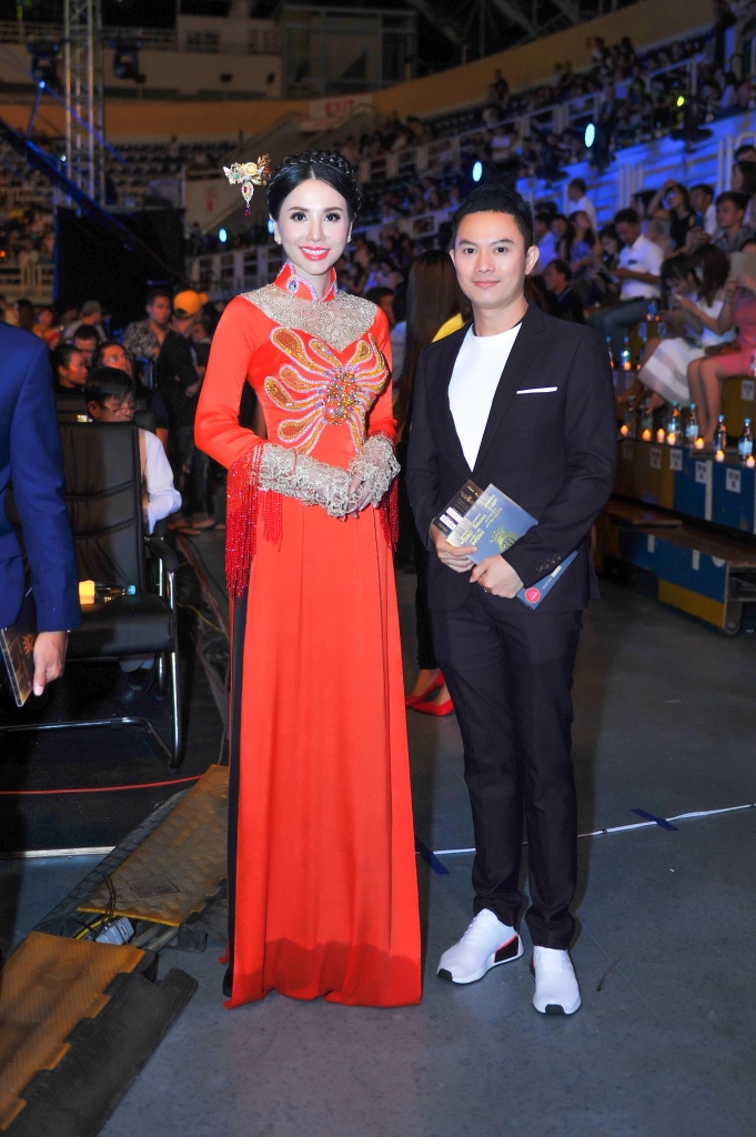 hoa hau chau ngoc bich dien ao dai vuong trieu khoe nhan sac long lay