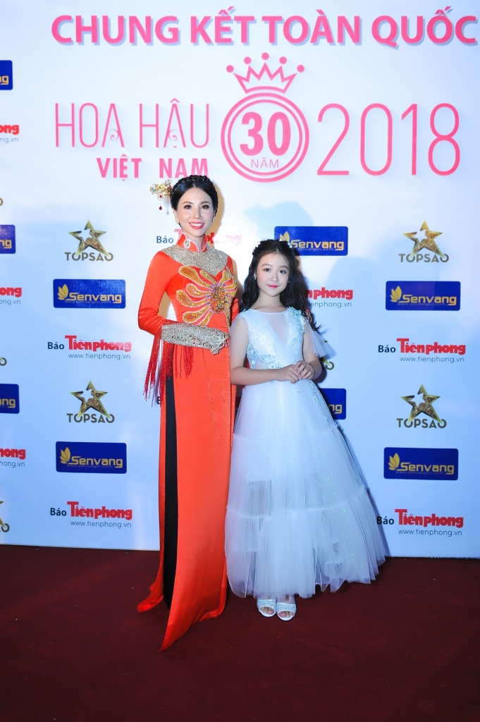 hoa hau chau ngoc bich dien ao dai vuong trieu khoe nhan sac long lay