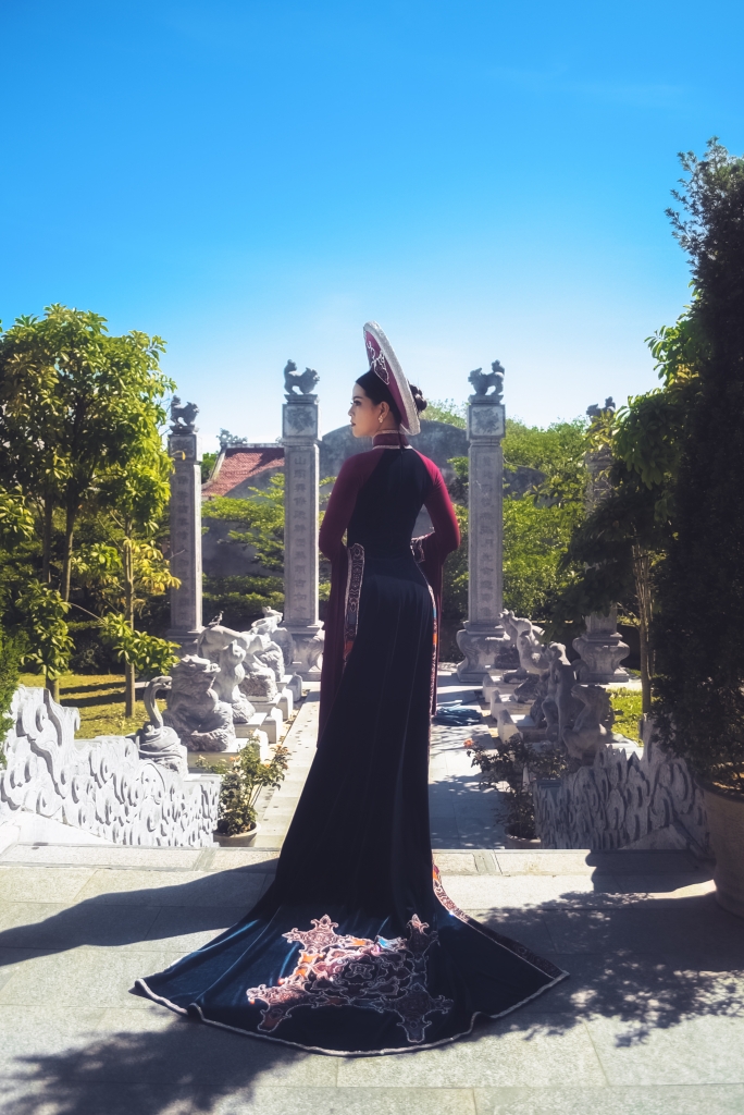 a hau lam ngoc tram da phong cach trong ao dai nhat dung