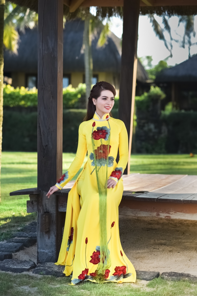 a hau lam ngoc tram da phong cach trong ao dai nhat dung